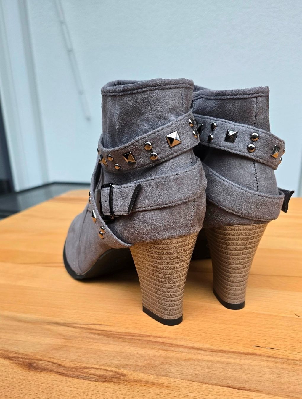 Scarpe da donna: Stiefeletten Grau 41 Neu – Nuovo (secondo la descrizione) da Winznau venduto da johny_wayne 1