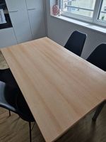 Bürotisch ohne Stühle