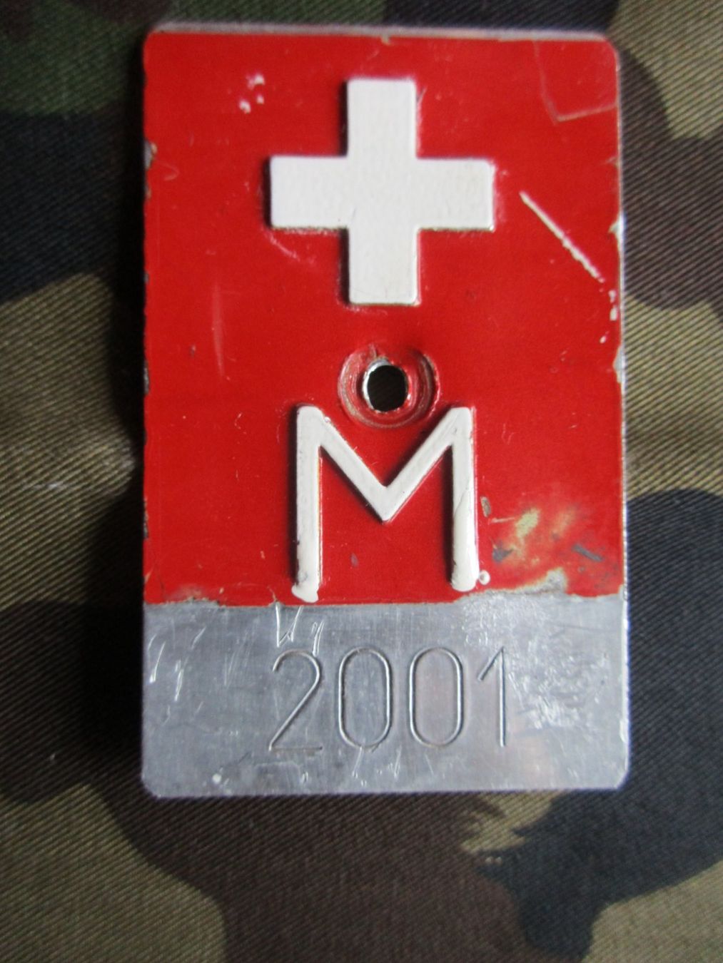Schweizer Armee Insegne: Militär-Velonummer "M 2001" der Schweizer Armee – Usato da Schafisheim venduto da reno007