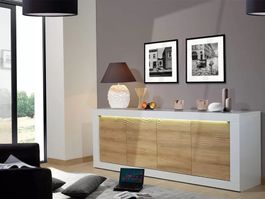 buffet Mit LED-Licht an der weißen Holz