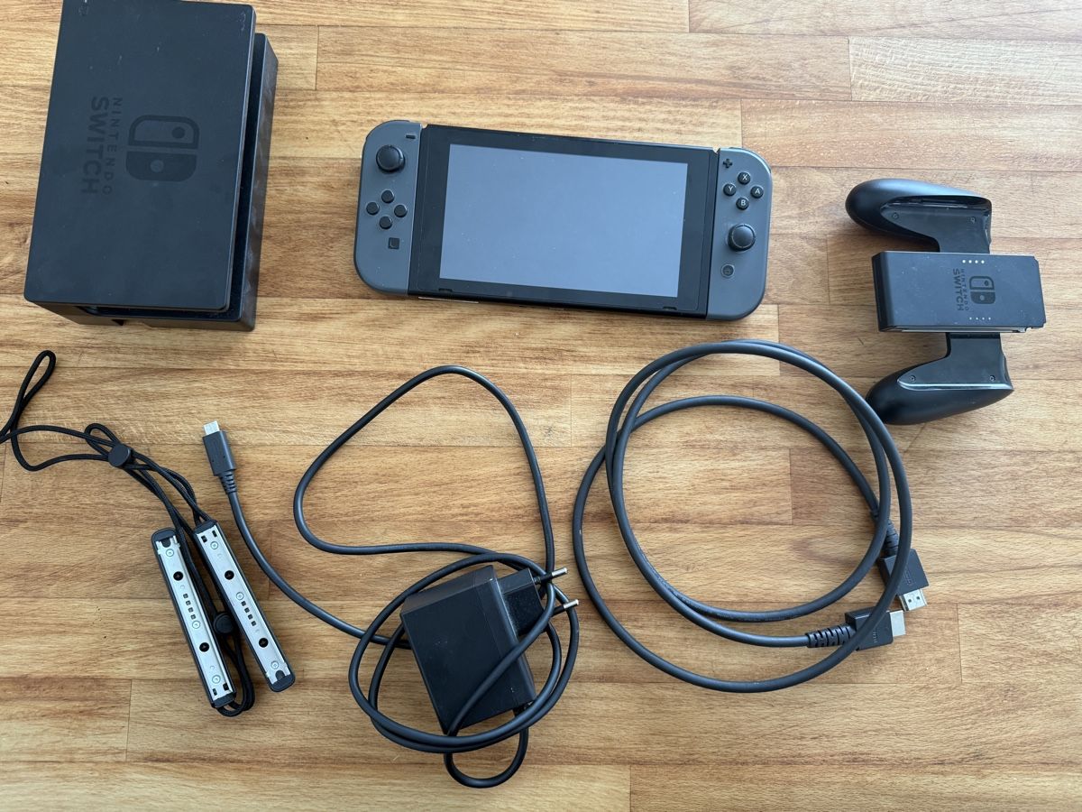 Nintendo Console: Nintendo Switch inkl. Dock, Pro Controller & Zubehör – Usato da Unterägeri venduto da Digolino123 1