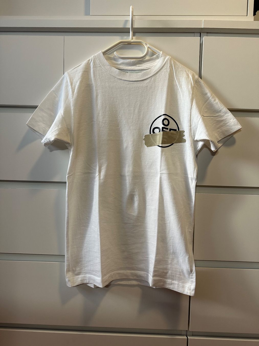 Off-White T-shirt: Off-White Tape Arrows Tee Slim fit XXS – Usato da Losone venduto da Adrossi