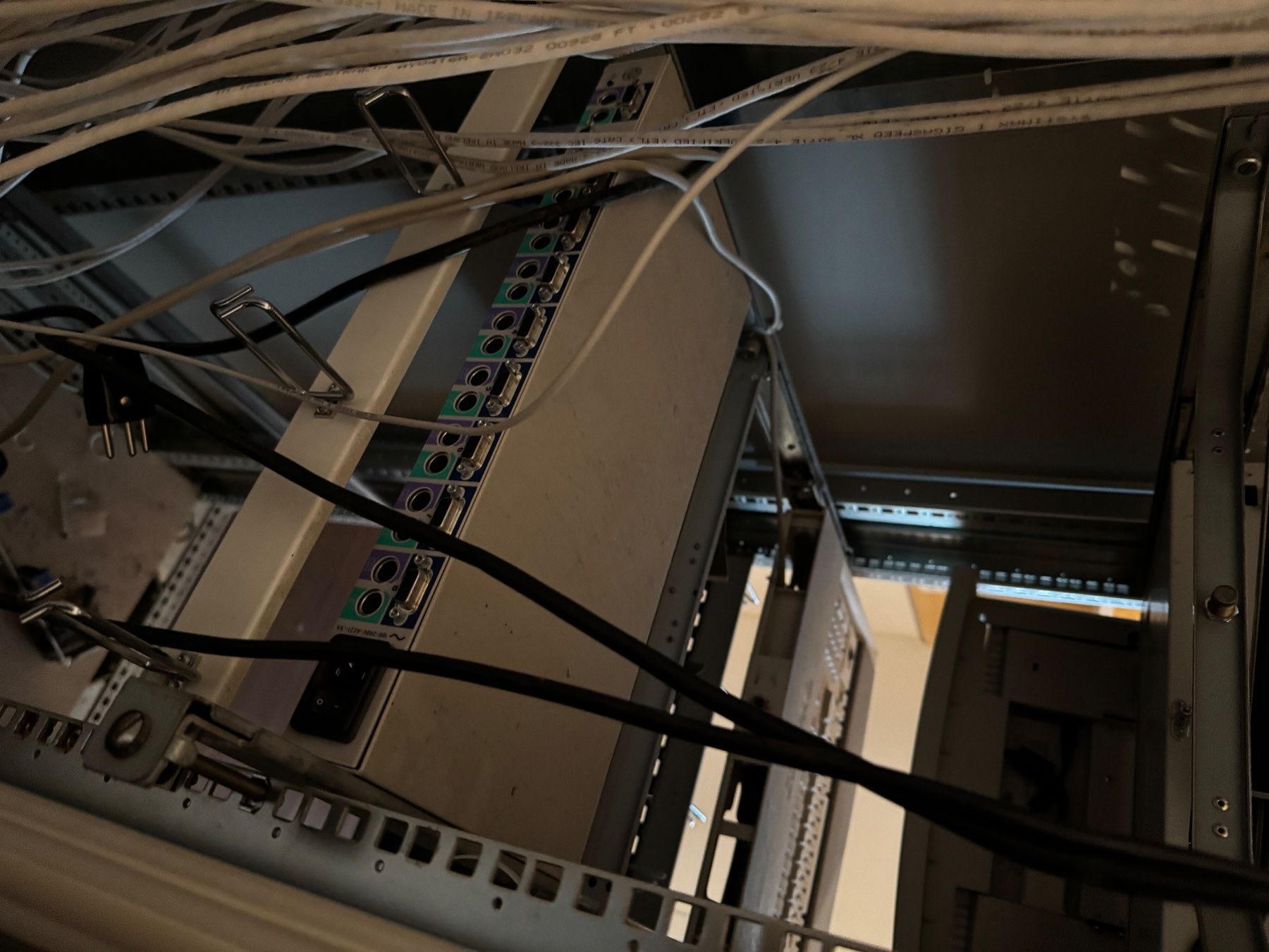 Compaq Racks & Cavalletti: Rack Compaq mit Bildschirm und Tastatur – Usato da Biberist venduto da Boumi_73 3