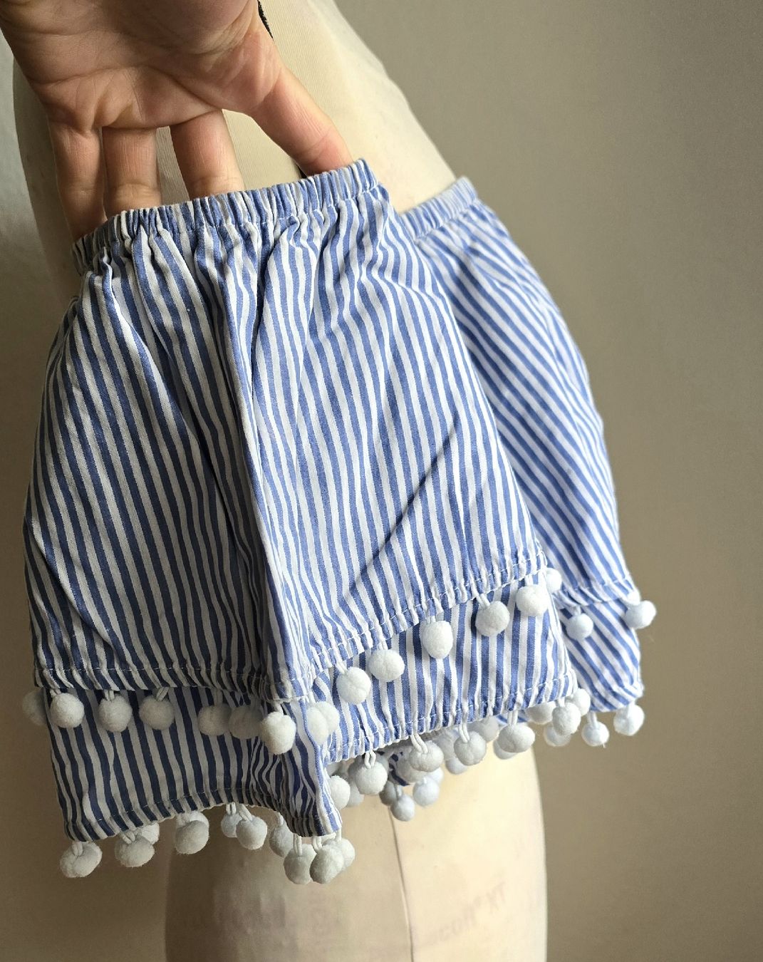 Top: Top épaules dénudées à rayures bleues et avec pompons – Usato da Genève venduto da Saleena 2