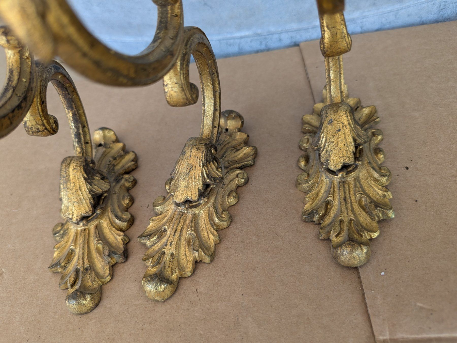 Sculture & Statue: 3 kleine antike Bronze Vorhangstangenhalter oder Raffhalter – Usato da Emmen venduto da Brockofsky 1