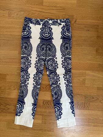 Hosen ZARA Paisleymuster Weiss/Blau Grösse 36 neuwertig