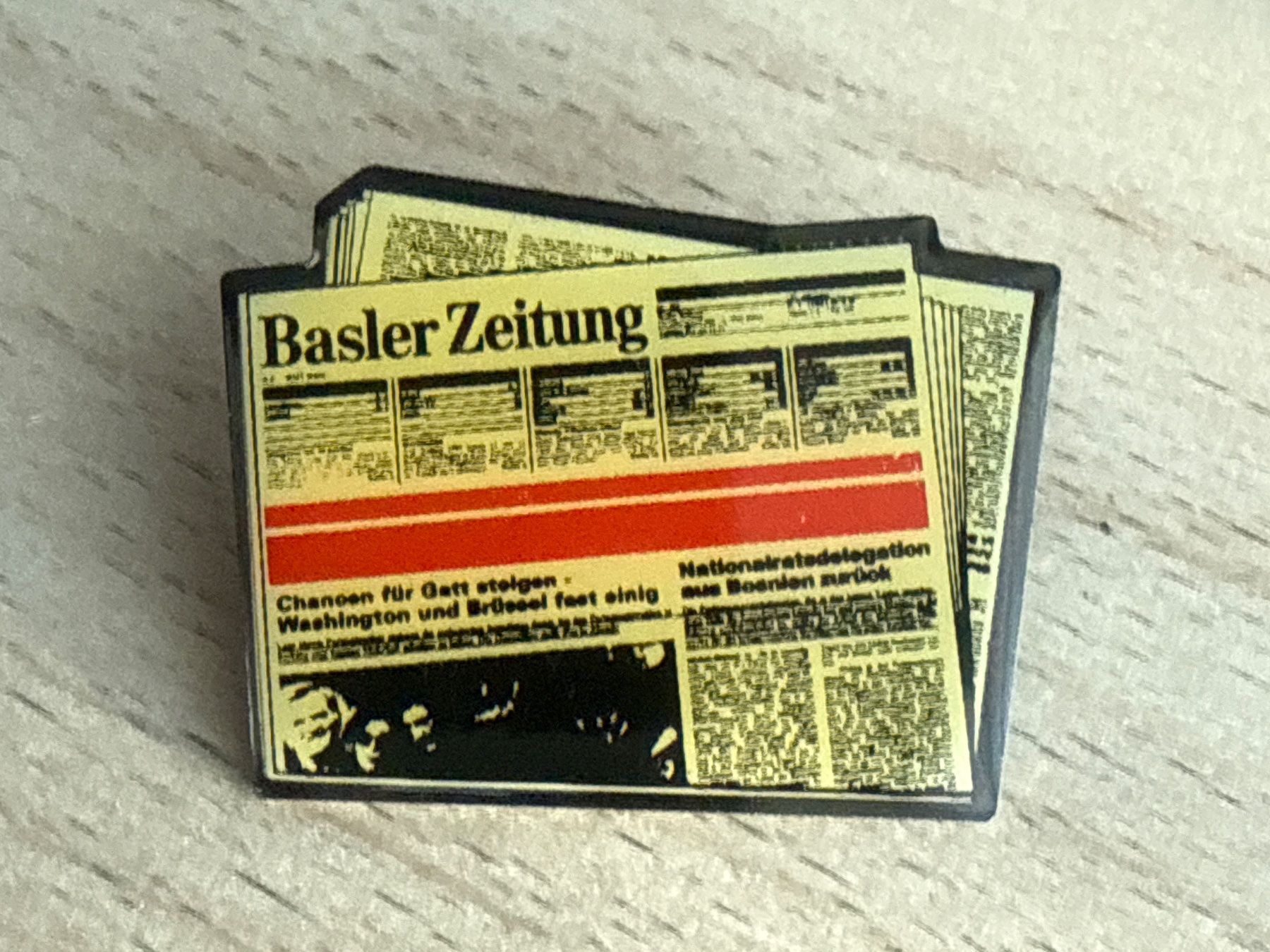 Plaketten & Abzeichen: Pin Basler Zeitung – Gebraucht aus Glattbrugg von Schweigmatt