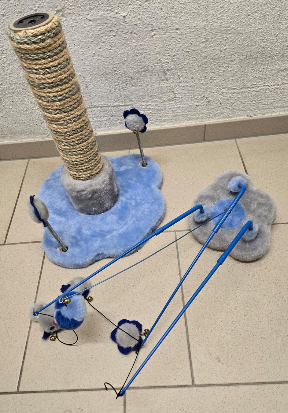 Tiragraffi: Katzenkratzbaum mit Spielzeug blau/grau – Usato da Rheinsulz venduto da Dred 2