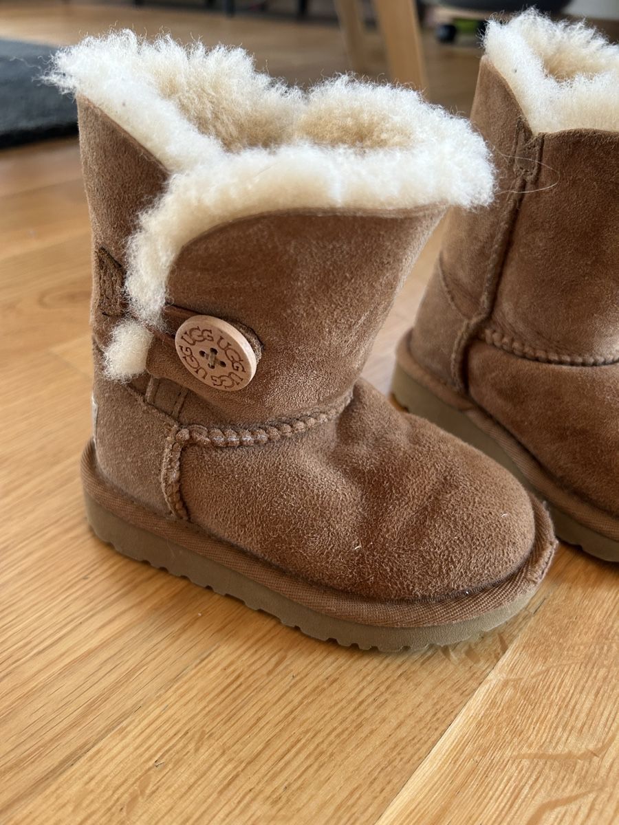 Ugg Scarpe per ragazzi: UGG enfant – Usato da Biel/Bienne venduto da l_artiste14
