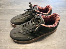 Sneaker schwarz mit Leopardenmuster, Gr. 37