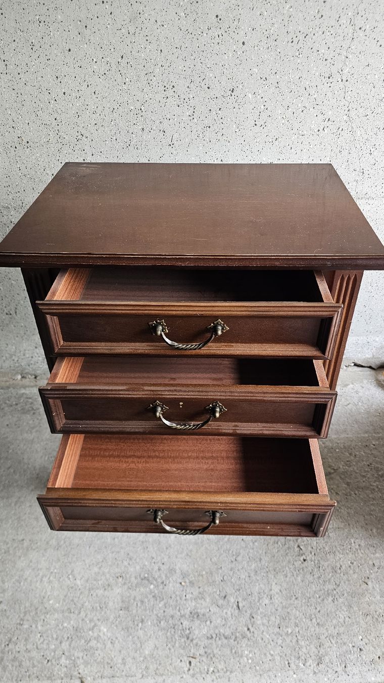 Cassettiere: Antiker Holz-Kommode mit 3 Schubladen, – Usato da Tamins venduto da DOT89 4