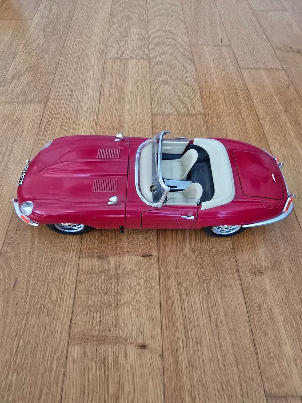 Jaguar Modellini d'auto: Modellauto Jaguar E Cabriolet, 1961 von Bburago – Nuovo (secondo la descrizione) da Rafz venduto da Domimir 3