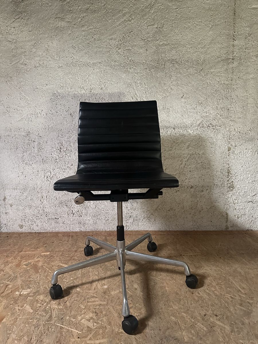 Vitra Sedie: Original Vitra Chair EA107 – Usato da Biel/Bienne venduto da sec_2llb