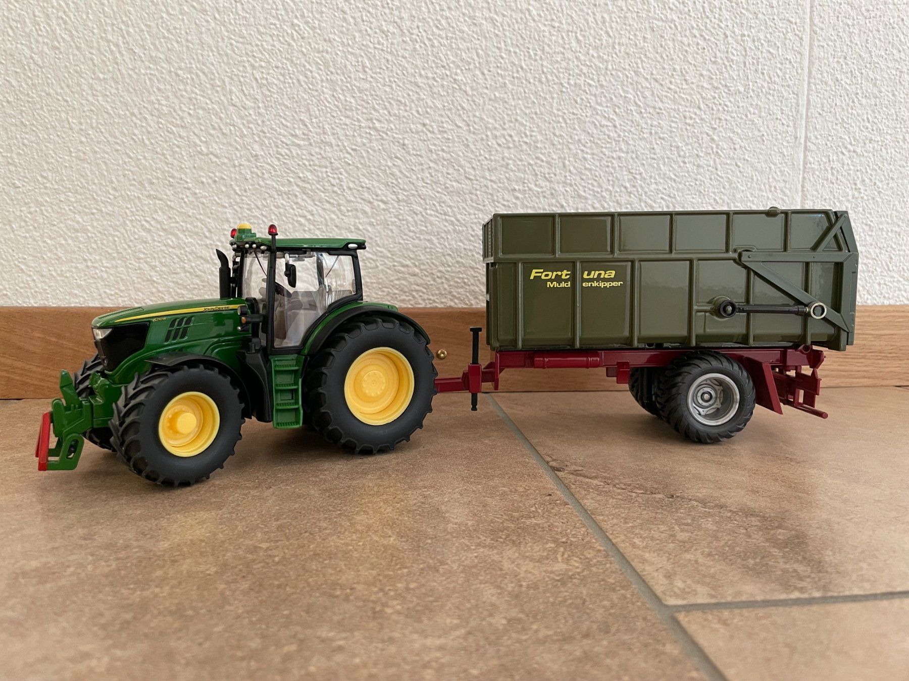 John Deere Trattori: SIKU John Deere 6210R mit Fortuna – Nuovo e nell'imballaggio originale da Kreuzlingen venduto da Stefan1150
