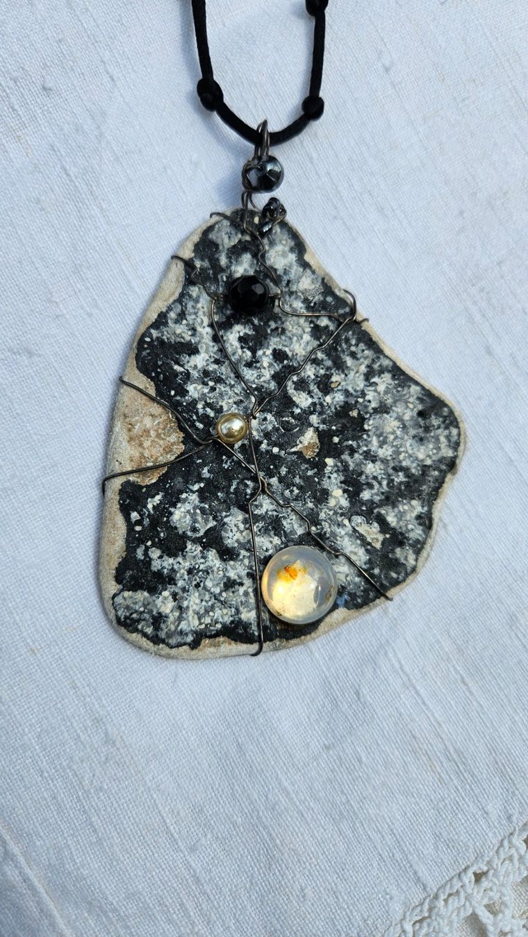 Catenine: Collana artigianale con ciondolo sasso e strass – Usato da Melano venduto da H-Sara 2
