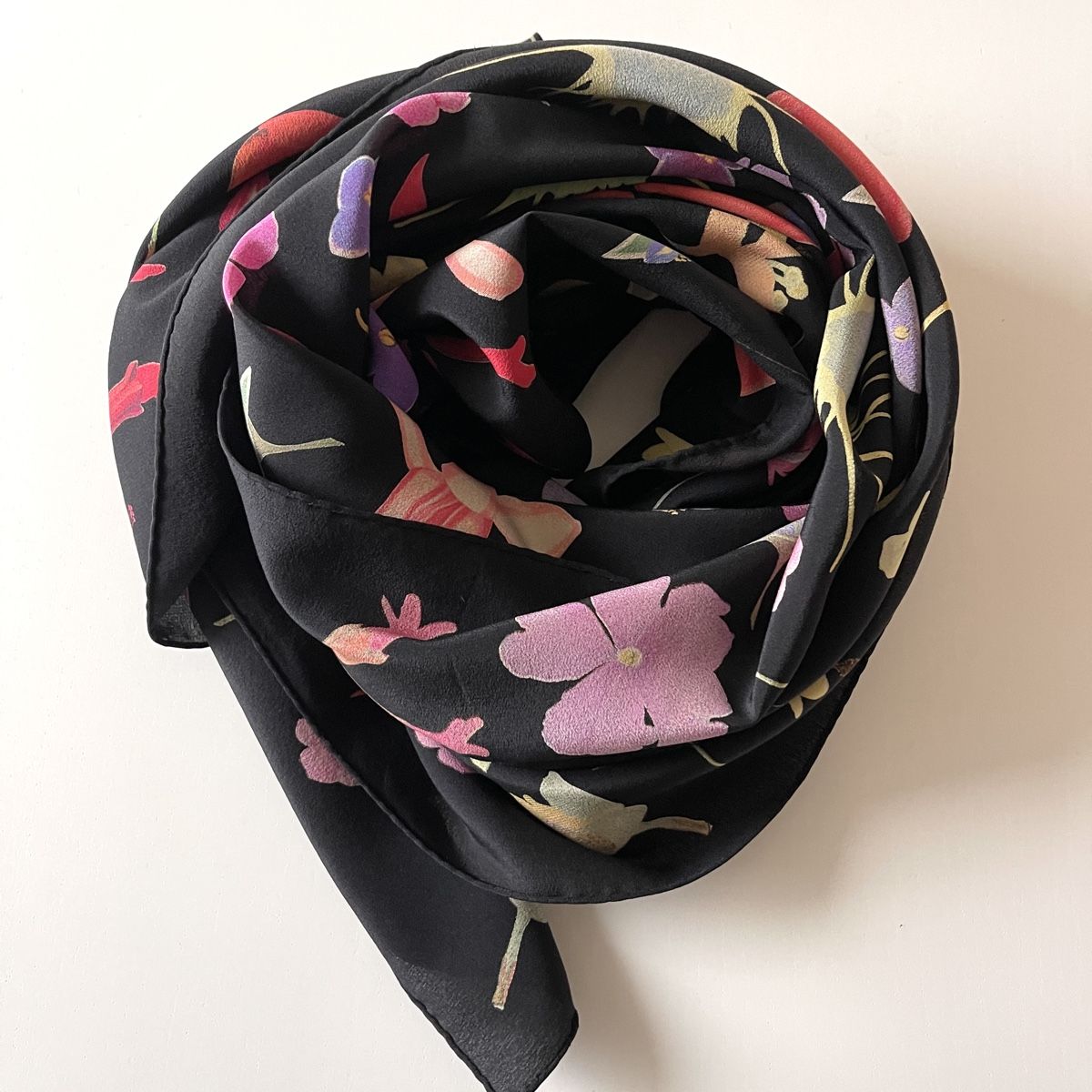 Fabric Frontline Foulard & Sciarpe: FABRIC FRONTLINE New Silk Scarf – Nuovo (secondo la descrizione) da Emmen venduto da Nightingale_2022 1
