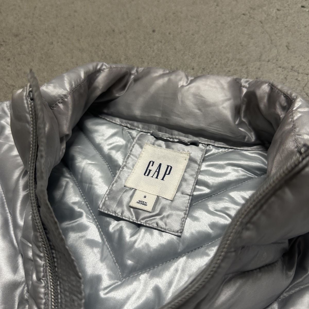Gap Gilet & Giacche senza maniche: Gap Steppweste silber braun Farbverlauf Grösse S – Usato da Allschwil venduto da adr_nh68 2