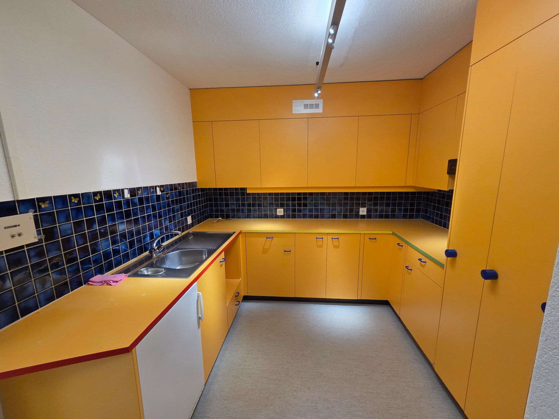 Cucine complete: Gebrauchte Retro Küche, gelb, gut erhalten – Usato da Schüpfheim venduto da Ruedi_73