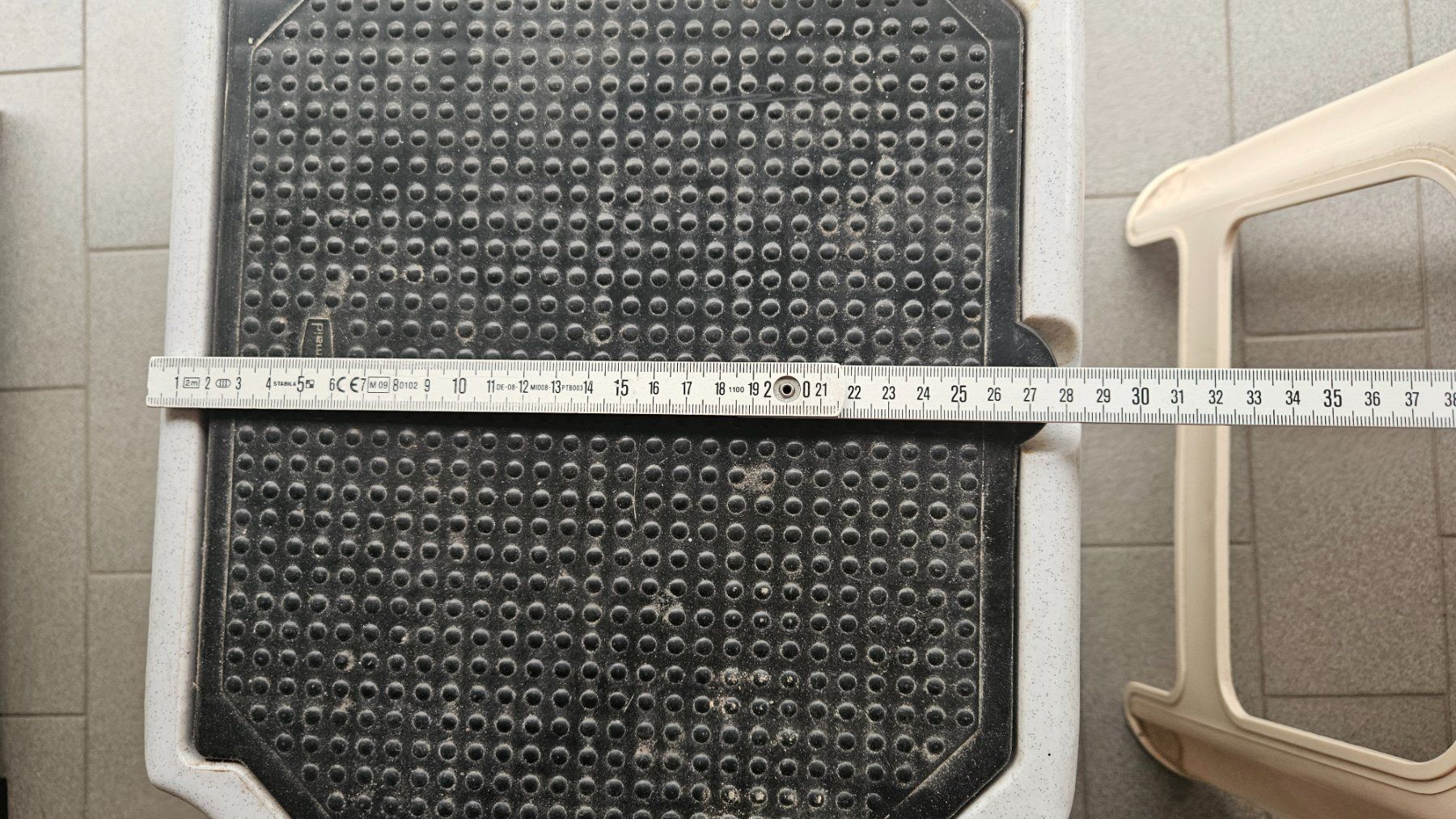 Sgabelli: Sgabello in plastica con contenitore Rubbermaid beige – Usato da Melano venduto da H-Sara 3