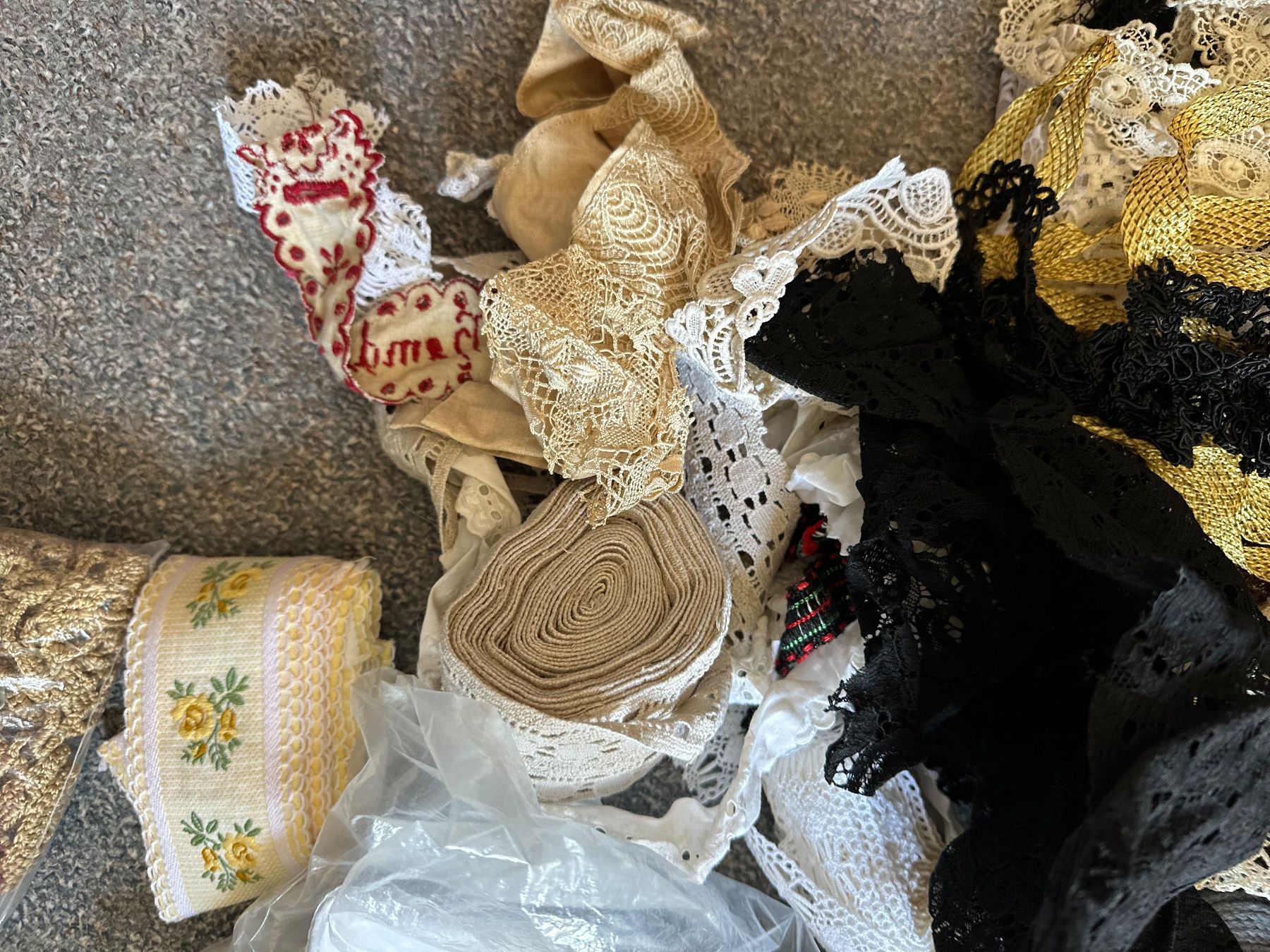 Tessuti: Borte Band  spitze durchbrochen Stoff stoffreste – Usato da Buchs SG venduto da Billikatze5 4