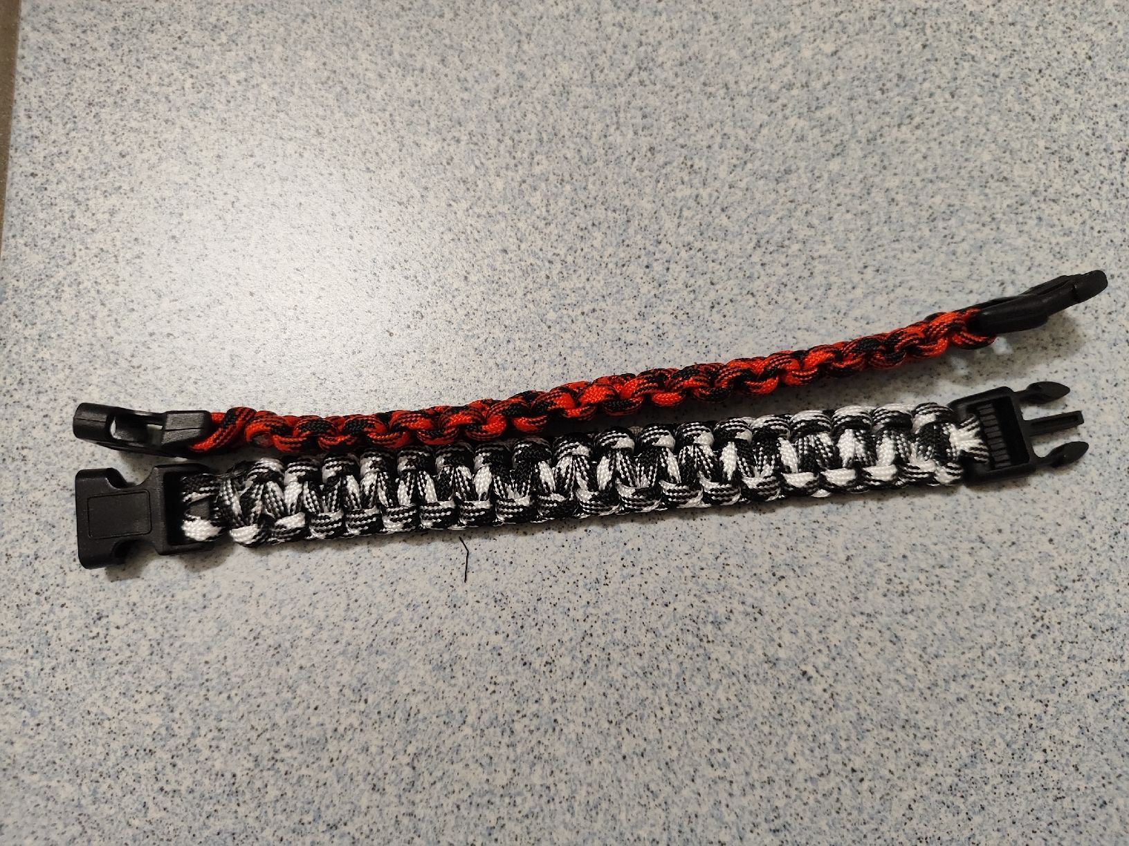 Armbänder & -reifen: Bracelets en corde de couleurs – Neu und originalverpackt aus Ursy von Freeman-85 1