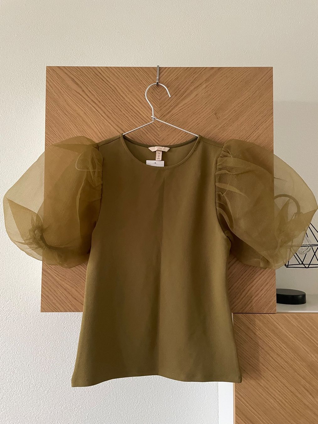 H&M Camicette: Olivegrüne Bluse mit Puffärmeln, Grösse M, neu! – Nuovo e nell'imballaggio originale da Felben-Wellhausen venduto da begean