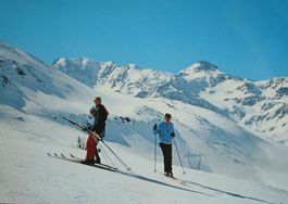 SIMPLONPASS Skilift mit Skifahrer