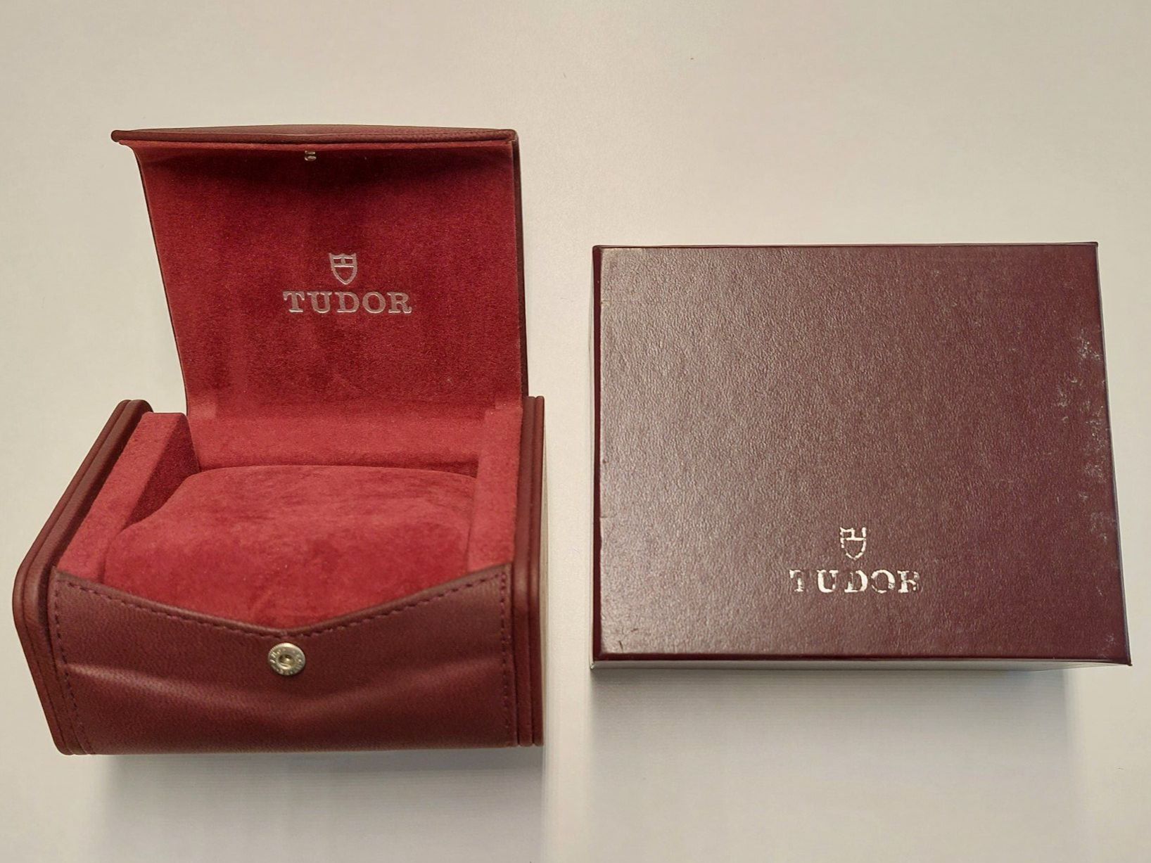 Tudor Uhrenboxen: Tudor Box 93 00 04 bordeauxrot – Gebraucht aus St. Gallen von shatcy 1