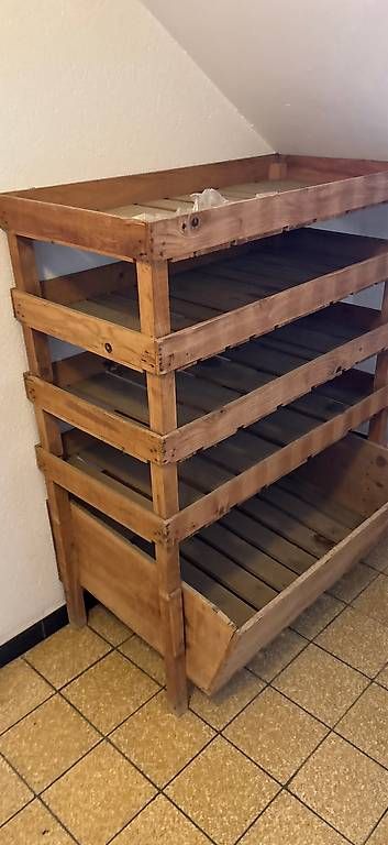 Scaffali: scaffale legno cantina – Usato da Allschwil venduto da TipTopBroker2025