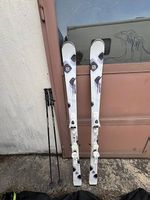 Paire de ski Salomon, parfait état, peu servis avec bâtons 