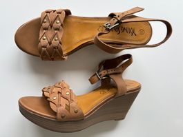 Schöne Keil Sandale. Leder. Beige