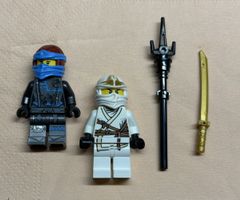 2 stück LEGO Ninjago Minifiguren mit Zubehör.