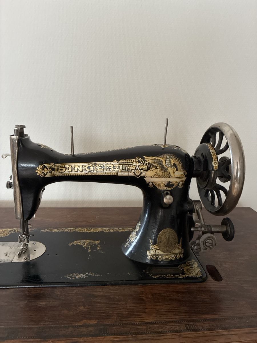 Singer Machines à coudre: Singer sewing machine with wooden table acceptable – Défectueux à Zürich par BlancaL 1