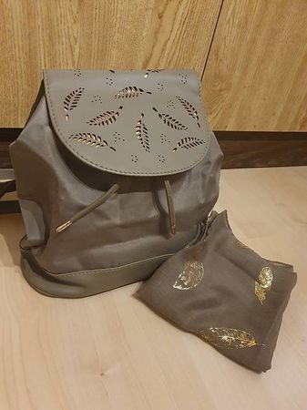 Geschenk-Set: Kleiner Rucksack und Foulard, goldene Federn