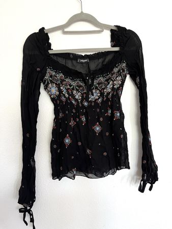 SCHWARZE BLUSE MIT STICKMUSTER S/M