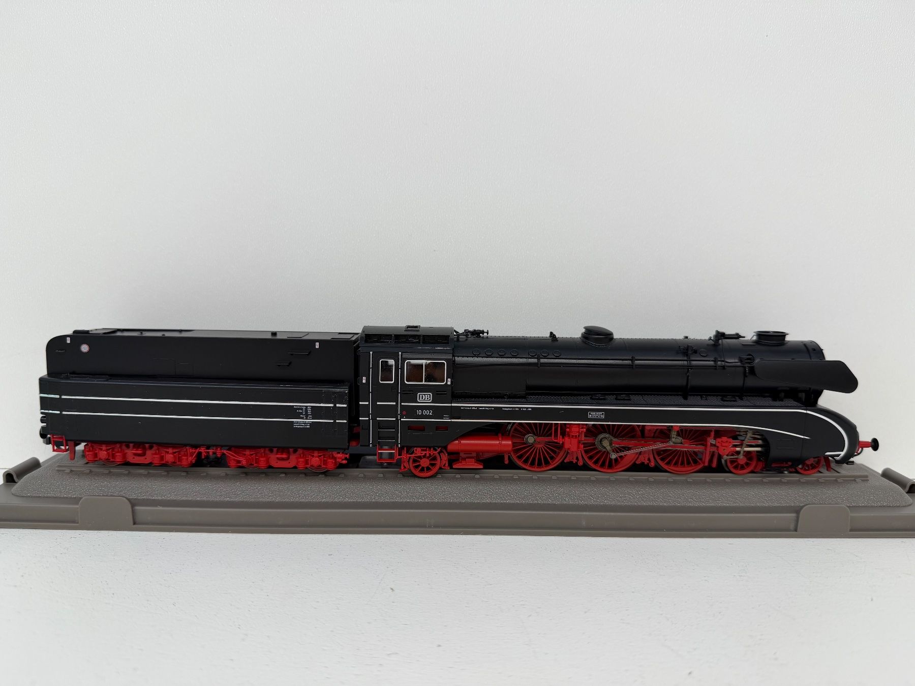 Roco Modellini di ferrovie: Roco H0 70191 Dampflok mit Schlepptender DB 10002 / Digital – Usato da Büsserach venduto da ModellbahnDepot 2