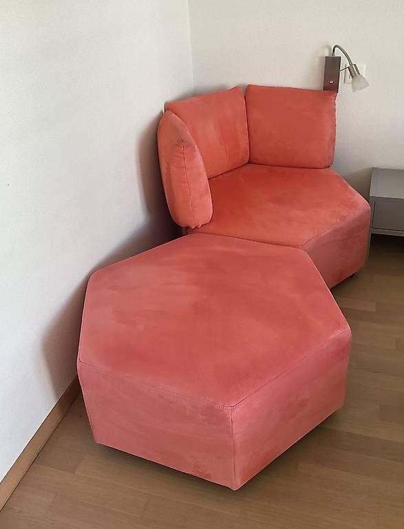 Poltrone: Eckelement mit Hocker, Stoff in Koralle – Usato da Elsau venduto da Sauserli 1