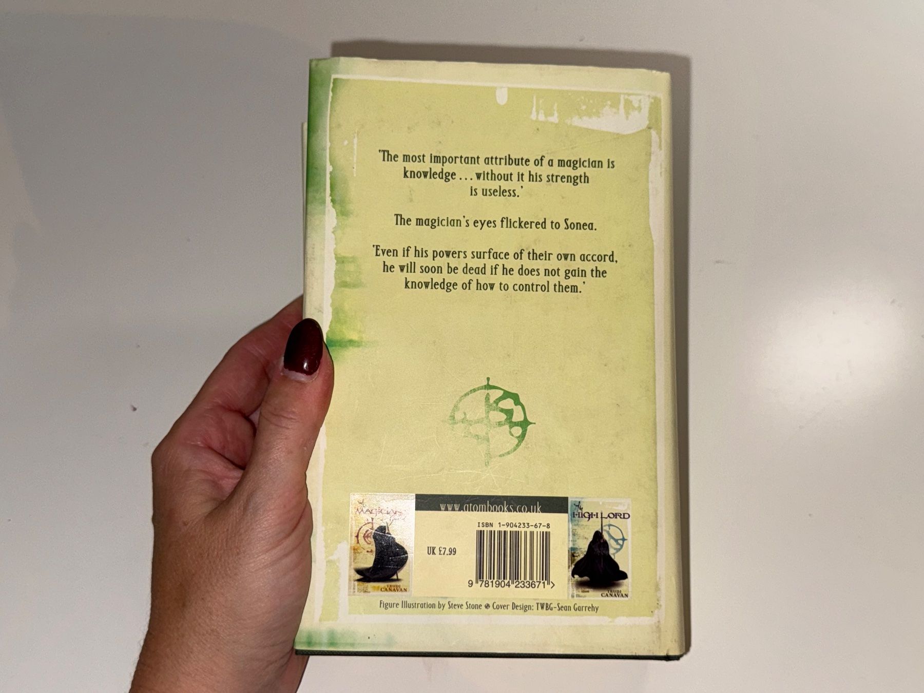 Libri: NOVEL: Trudi Canavan, The novice – Usato da Grosswangen venduto da English_books 9