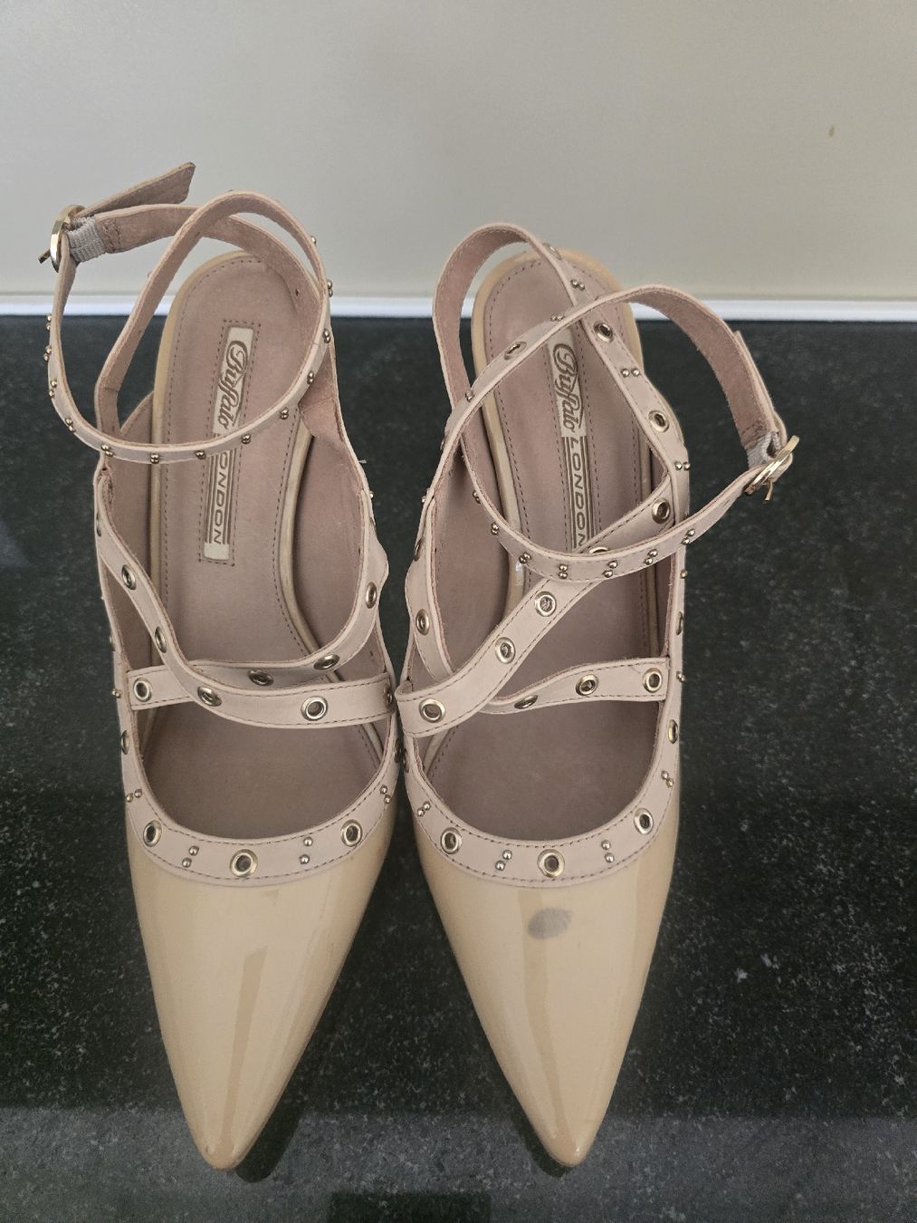 Buffalo Scarpe da donna: Buffalo High Heels - Beige Lack - Gr.38 – Difettoso da Hägglingen venduto da Raff_Ella 1