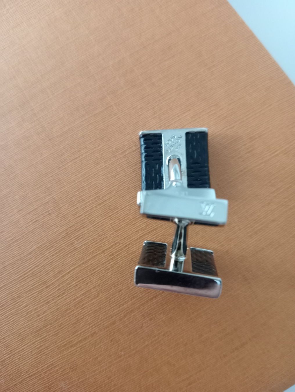 Louis Vuitton Gemelli: Louis Vuitton Manschettenknöpfe, Neu. – Nuovo e nell'imballaggio originale da Oberdorf NW venduto da ale_6r6c 4