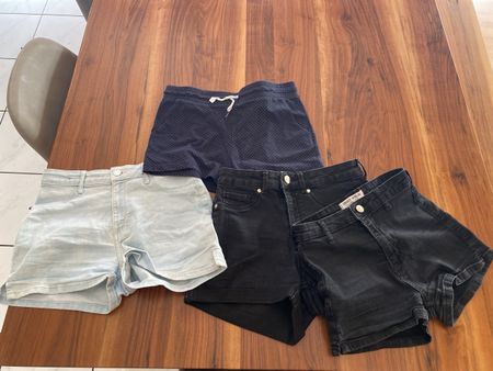 4er Set kurze Hosen Gr. 158, guter Zustand