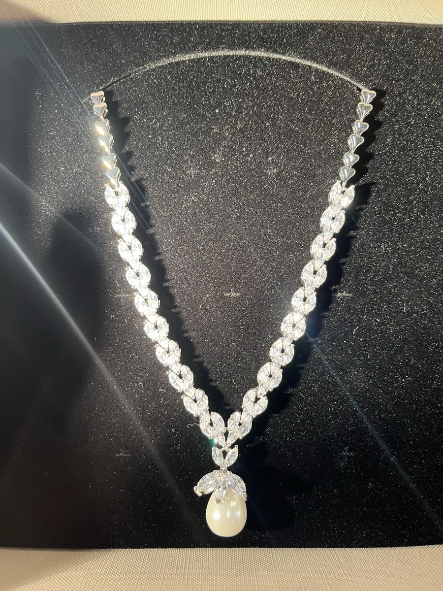 Catenine: Collier avec perle et zirconium neuf – Nuovo e nell'imballaggio originale da Interlaken venduto da ken_6885