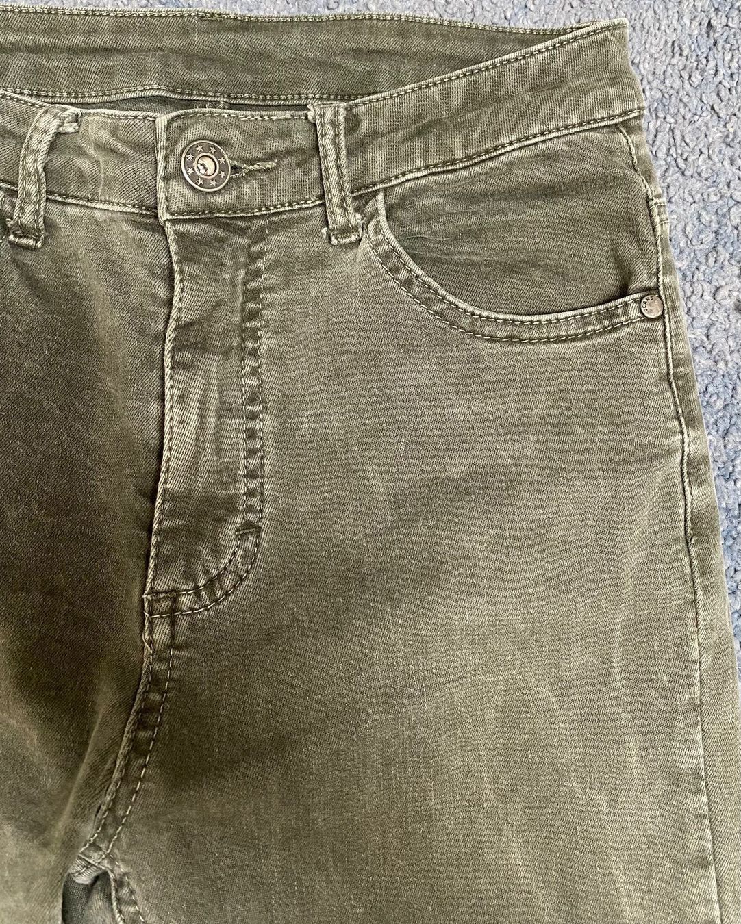 Pantaloni: Jeans Hose dunkelgrau-khaki – Usato da Möhlin venduto da eny_lsk7 1