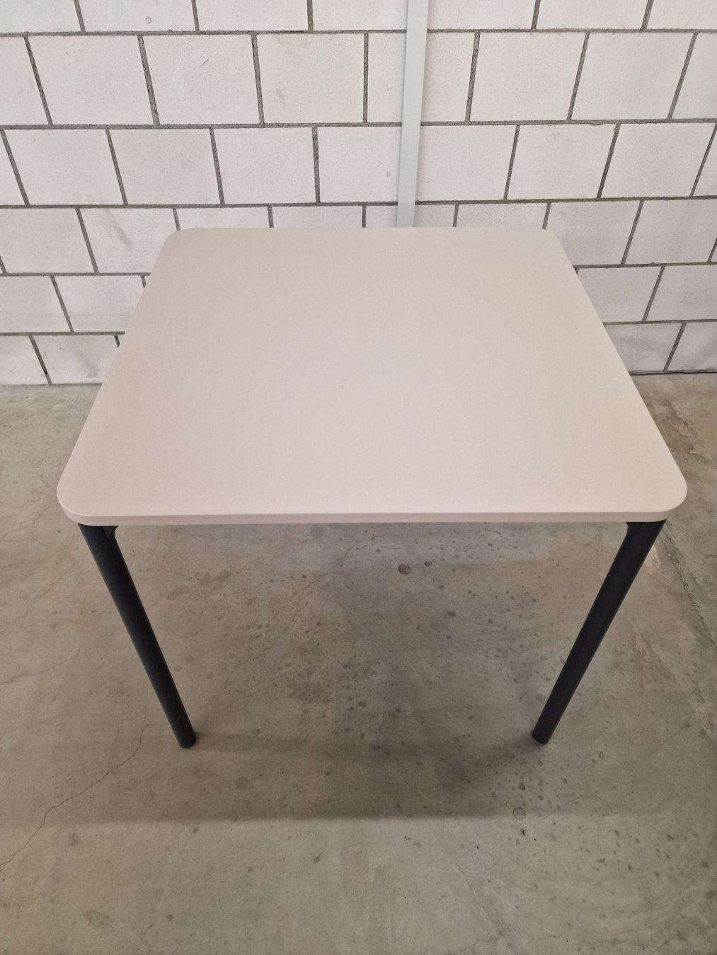 Tavoli: Moderner, quadratischer Tisch, beige Platte, schwarz Beine – Nuovo (secondo la descrizione) da Urtenen-Schönbühl venduto da brunner-ag 1