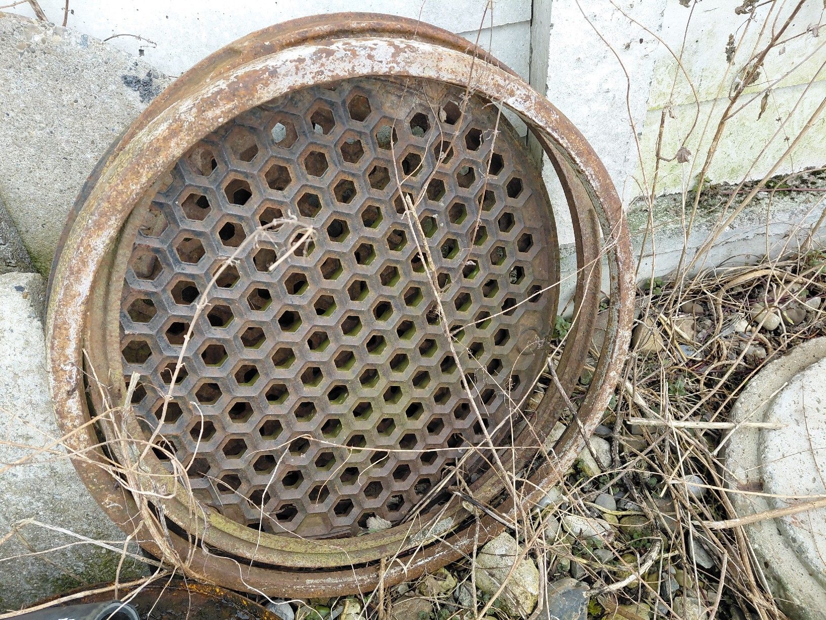 Gitter & Roste: Schachtabdeckung Guss – Gebraucht aus Rüfenach AG von Zelgli04