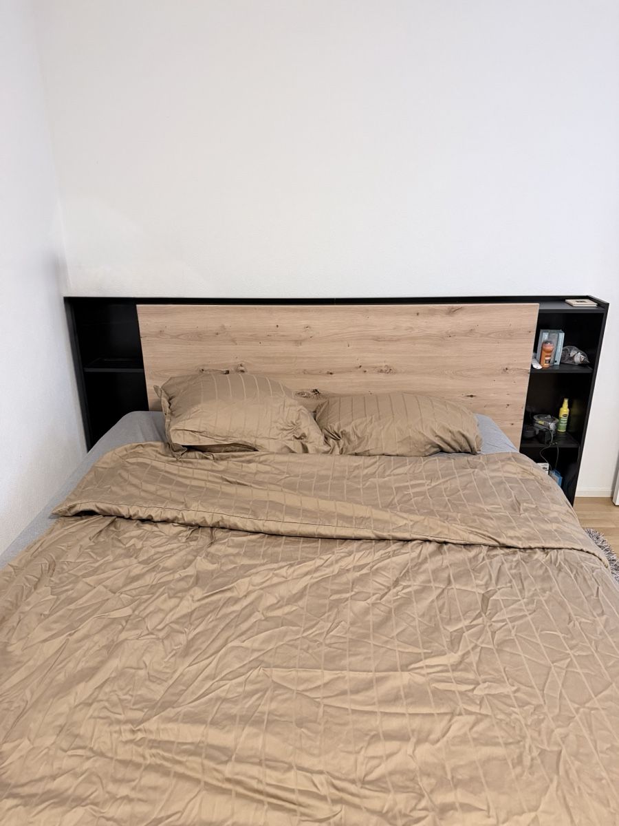 Letti: Modern Bed with Integrated Headboard Shelving - Great Condit – Usato da Zug venduto da eve_w5nl