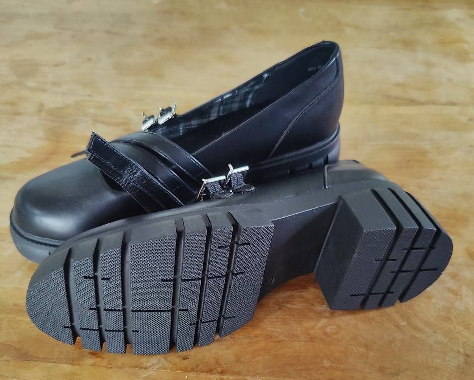 Scarpe da donna: Chaussures Catwalk noires neuves Taille 40 – Nuovo e nell'imballaggio originale da Etoy venduto da Ctrl0 1