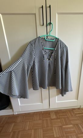 Schicke Bluse mit Trompetenärmel, schwarz-weiss gestreift