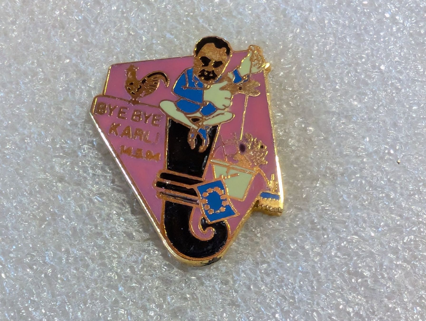 Plaketten & Abzeichen: Ansteckpin 112: Bye Bye Karli – Gebraucht aus Oppligen von Pin-Fall-Shop
