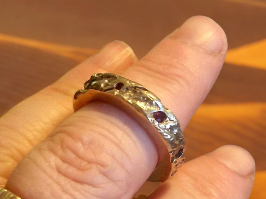 Anelli: Wilder Bronze-Ring, mit sechs Rubinen, Ringgrösse 55 – Nuovo e nell'imballaggio originale da Aarau venduto da Schmuckhoehle_MD 9
